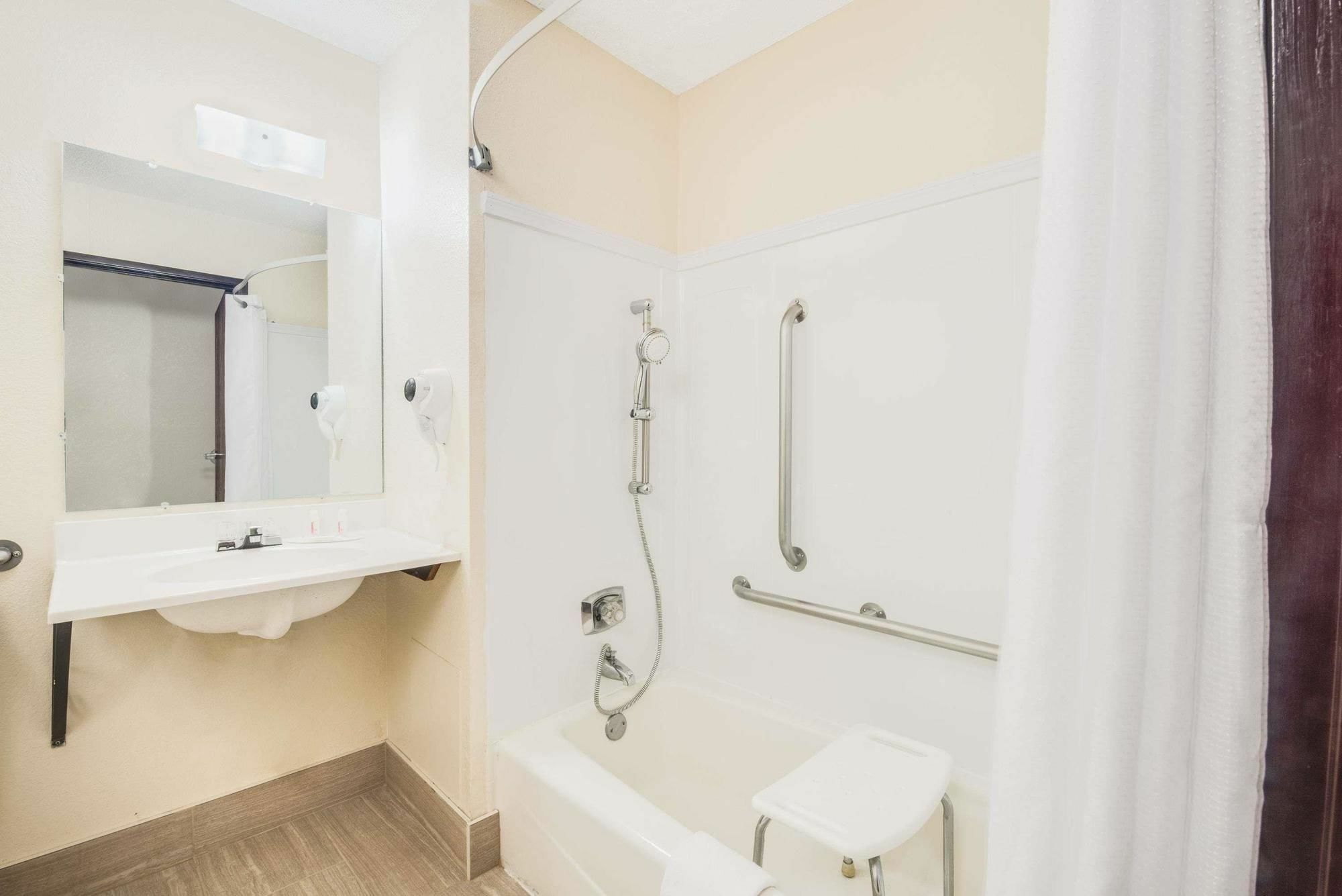Super 8 By Wyndham Grand Forks Hotel Ngoại thất bức ảnh